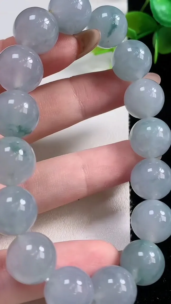 天然A货翡翠种飘花圆珠手串16颗，尺寸12.8，重量:57.18g11月10日
工厂直销收藏佳品,种好水足，色泽均匀，有种有色，上手高大气！