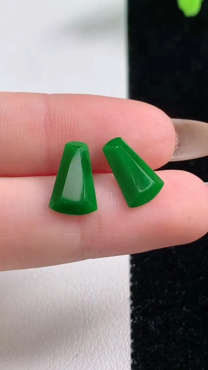 天然A货翡翠无事牌镶嵌件一对，尺寸12-7.6-2.2，重量:0.83g
11月10日