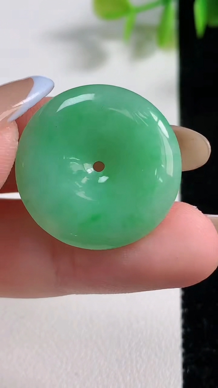 天然A货翡翠平安扣吊坠，尺寸24.3-4.6，重量:5.80g
11月10日