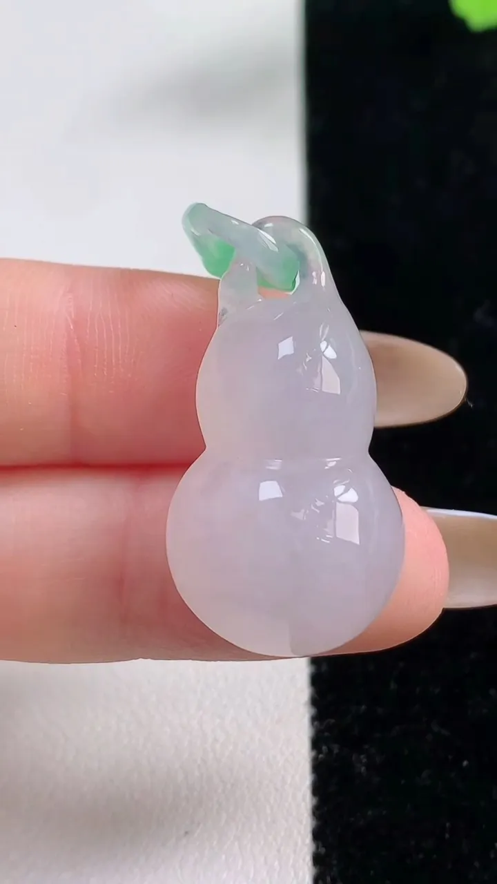 天然A货翡翠葫芦吊坠，尺寸32.8-16.2-10，重量:8.02g
11月10日