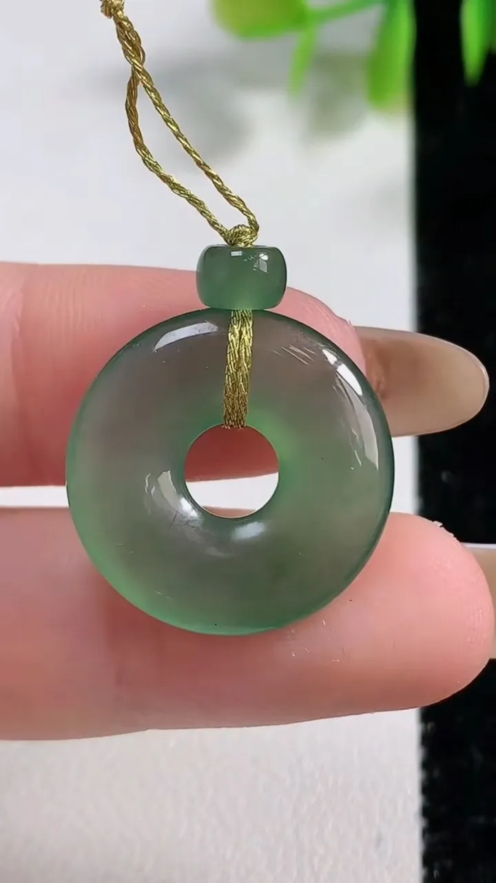 天然A货翡翠平安环吊坠，尺寸21-3.6，重量:3.56g
11月10日