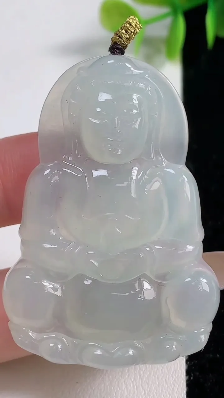 天然A货翡翠正装观音菩萨吊坠，尺寸51.8-36.3-6.3，重量:19.00g
11月10日