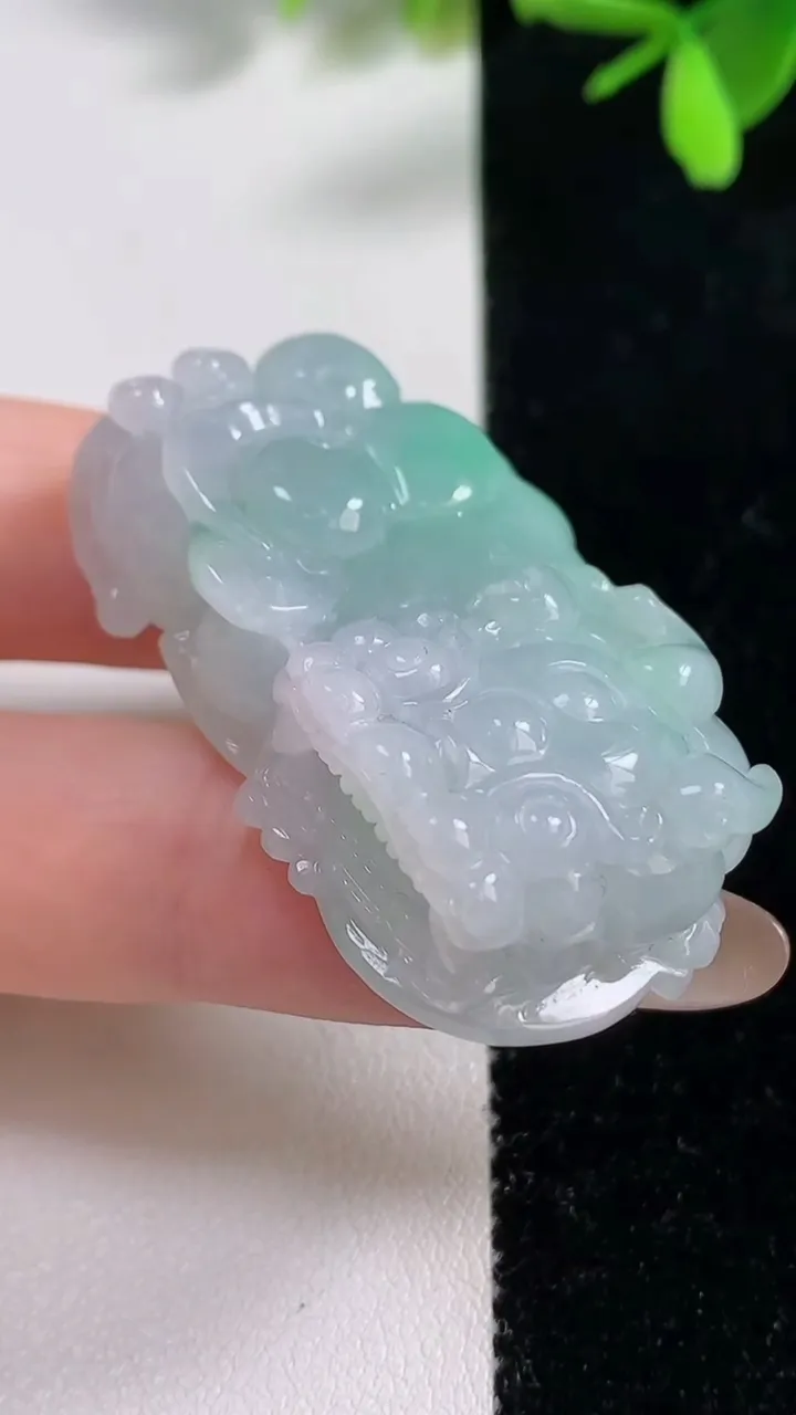 天然A货翡翠霸王貔貅吊坠，尺寸43-25.5-13.2，重量:33.06g
11月10日