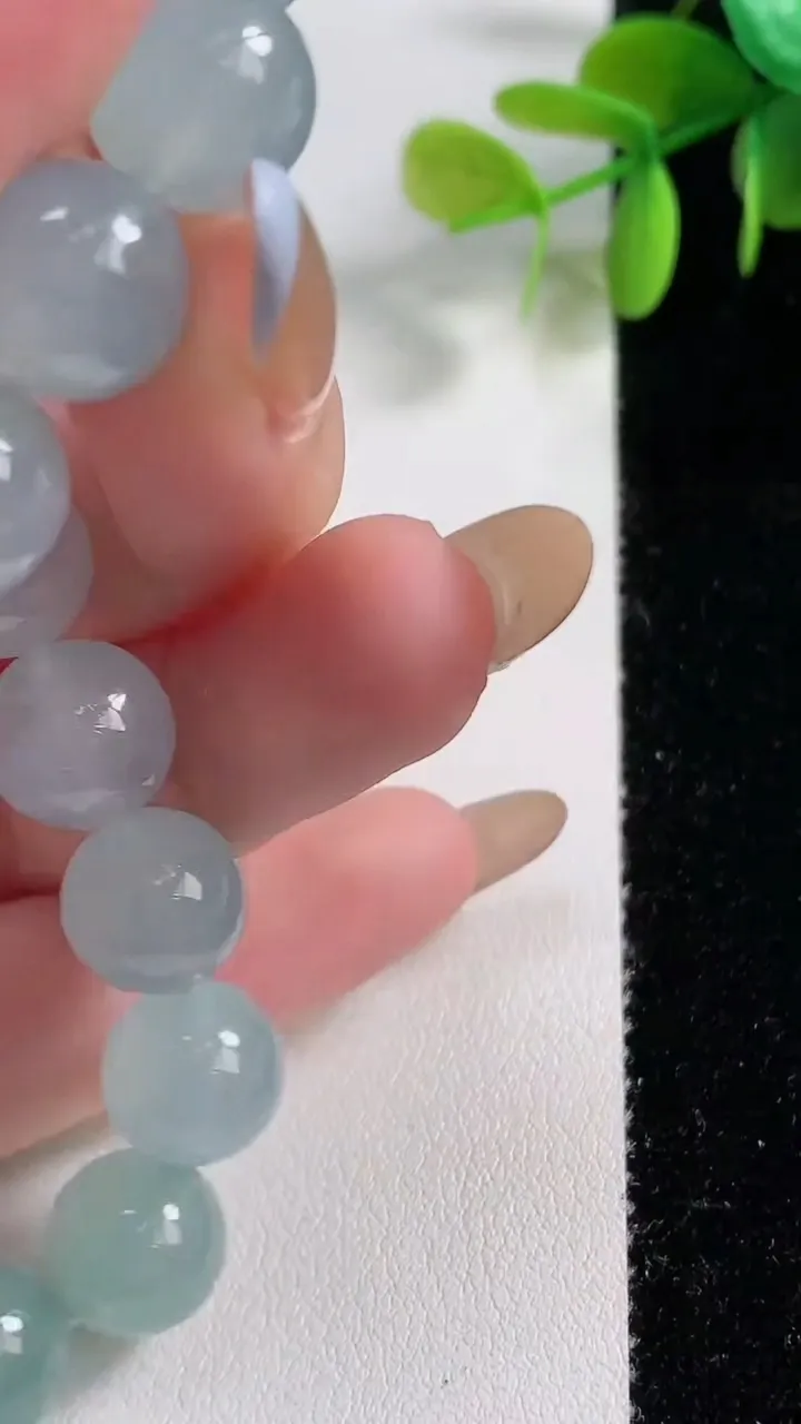 天然A货翡翠圆珠手串18颗，尺寸10.3，重量:38.53g11月10日
工厂直销收藏佳品,种好水足，色泽均匀，有种有色，上手高大气！