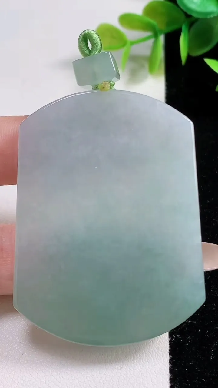 天然A货翡翠无事牌吊坠，尺寸56.3-41.8-5.3，重量:38.57g
11月10日