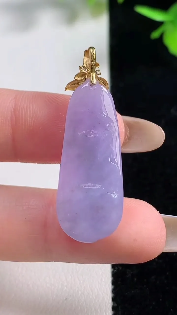 天然A货翡翠种紫罗兰福豆吊坠，尺寸31.7-12.7-6.5，重量:4.56g
11月10日