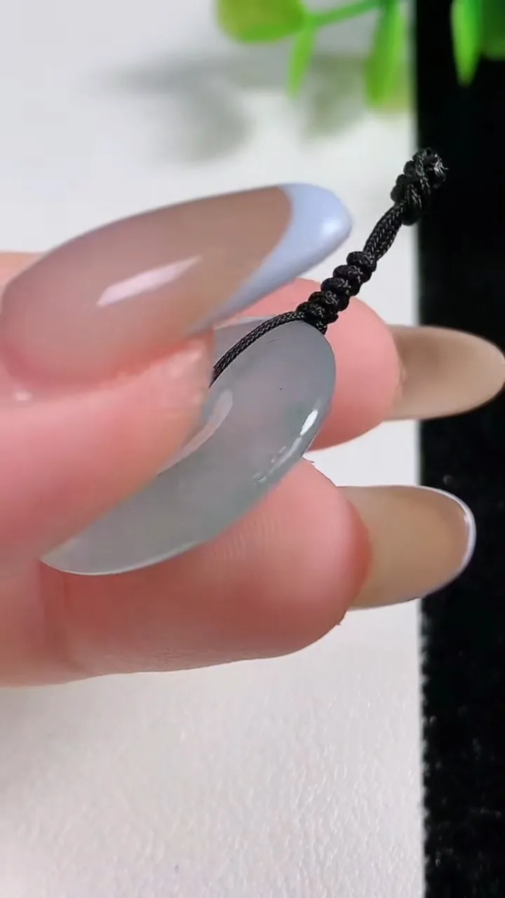 天然A货翡翠冰种飘花平安扣吊坠，尺寸23.6-3.7，重量:4.53g
11月10日