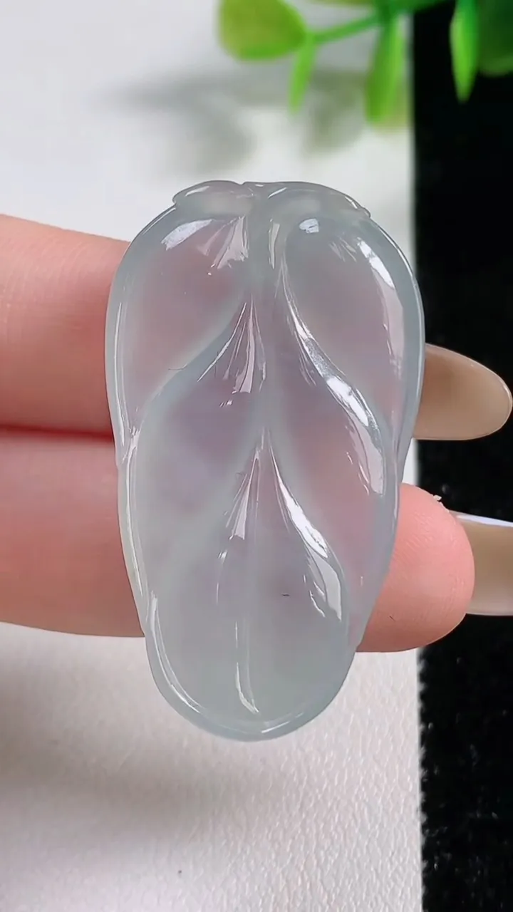 天然A货翡翠金枝玉叶 叶子吊坠，尺寸40-23-5.7，重量:9.54g
11月10日