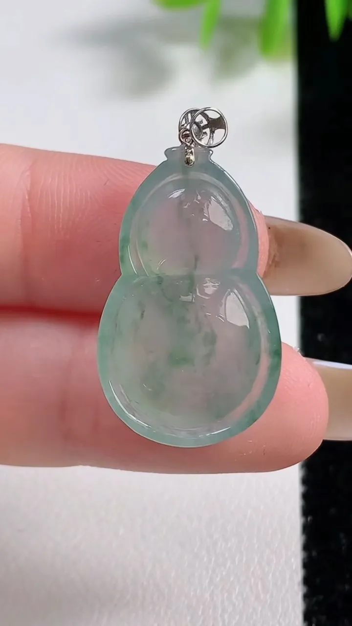 天然A货翡翠种飘花葫芦吊坠，尺寸24.5-16-6.5，重量:4.19g
11月10日