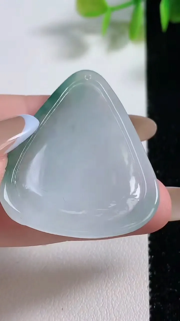 天然A货翡翠冰种飘花普贤菩萨吊坠，尺寸41-33-4.2，重量:9.56g
11月10日