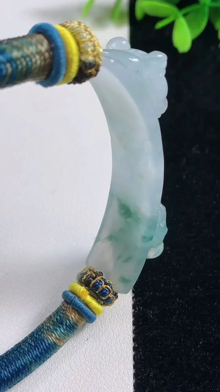 天然A货翡翠冰种飘花貔貅手牌 手绳，尺寸59-14-12，重量28.85g
11月10日