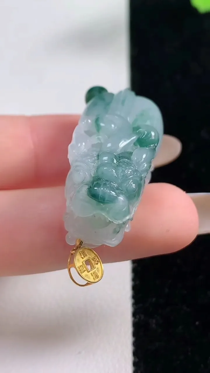 天然A货翡翠种飘花貔貅吊坠，尺寸32.5-15.3-13，重量:14.32g
11月10日