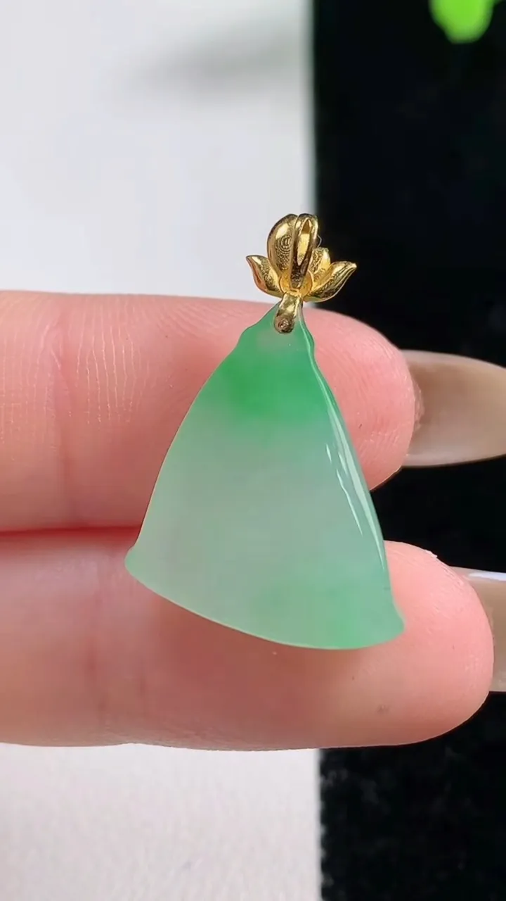 天然A货翡翠莲蓬吊坠，尺寸20.4-15.8-7，重量:3.41g
11月10日