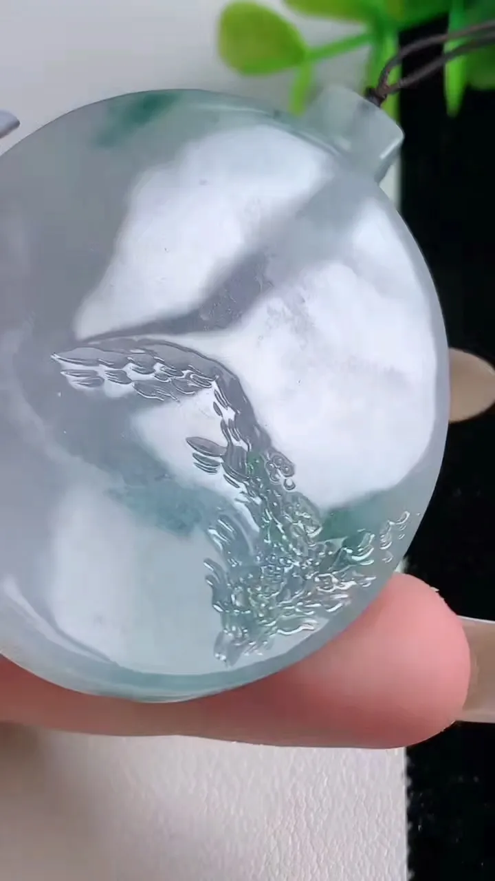 天然A货翡翠牌吊坠，尺寸51-42-5.1，重量:27.06g
11月10日