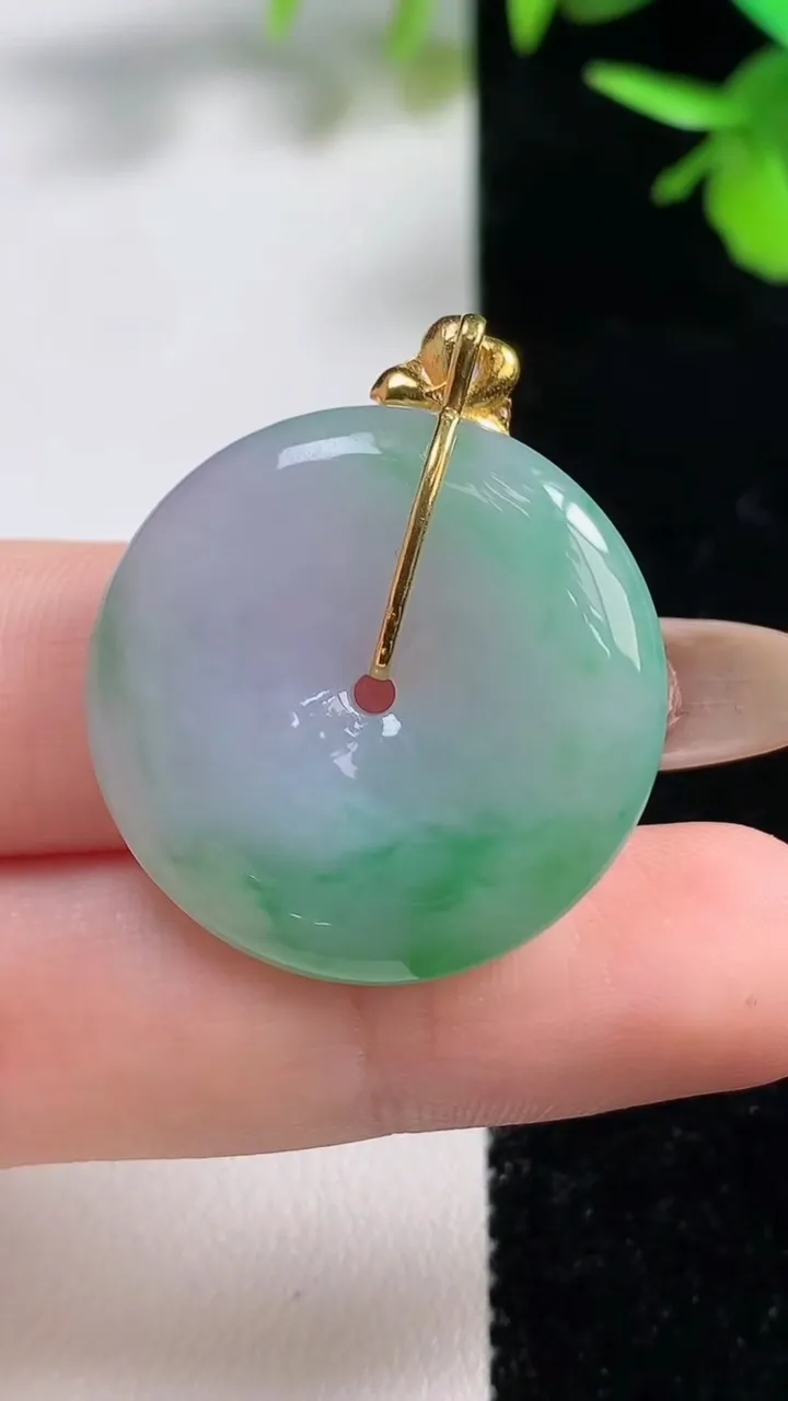 天然A货翡翠平安扣吊坠，尺寸27-5.4，重量:8.81g
11月10日