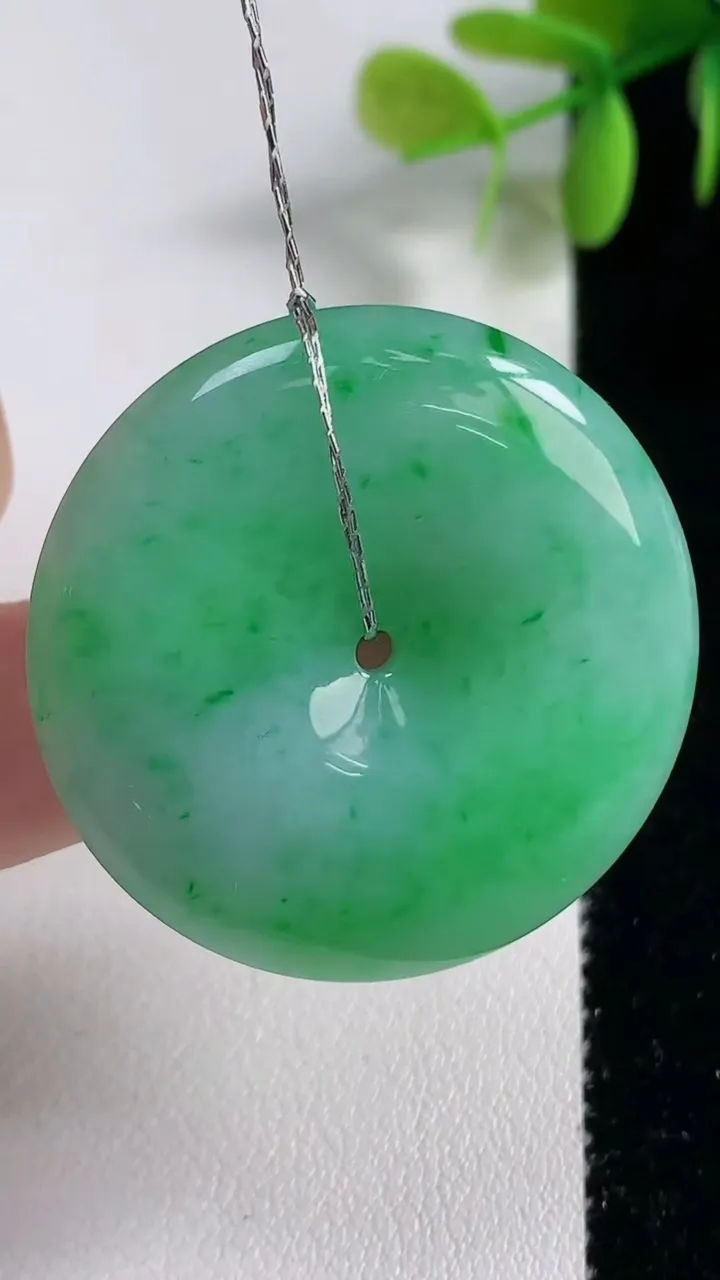 天然A货翡翠平安扣吊坠，尺寸35.7-7，重量:19.10g
11月10日