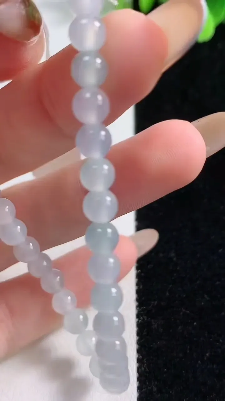 天然A货翡翠小米圆珠手串38颗，尺寸5.5，重量:9.66g11月10日
工厂直销收藏佳品,种好水足，色泽均匀，有种有色，上手高大气！