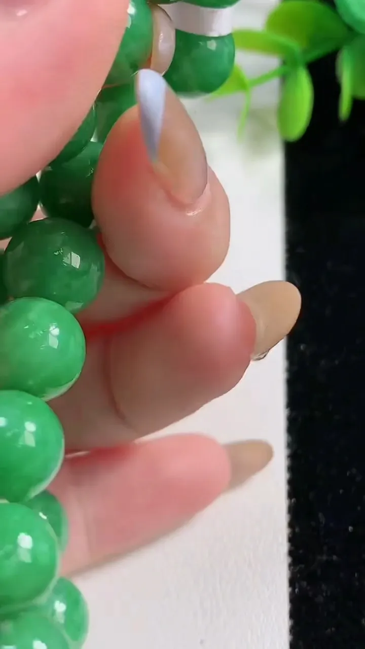 天然A货翡翠圆珠手串19颗，尺寸10.5，重量:38.52g11月10日
工厂直销收藏佳品,种好水足，色泽均匀，有种有色，上手高大气！