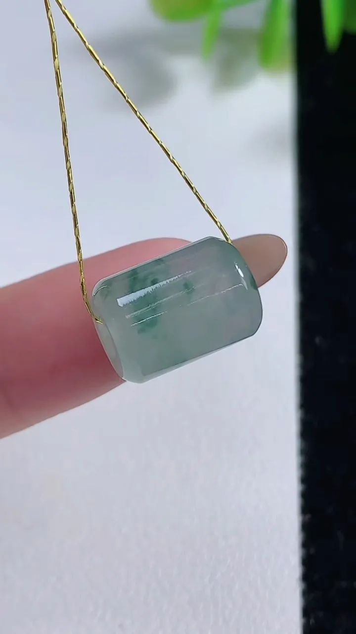 天然A货翡翠冰种飘花路路通吊坠，尺寸13-9.4，重量:2.71g
11月10日