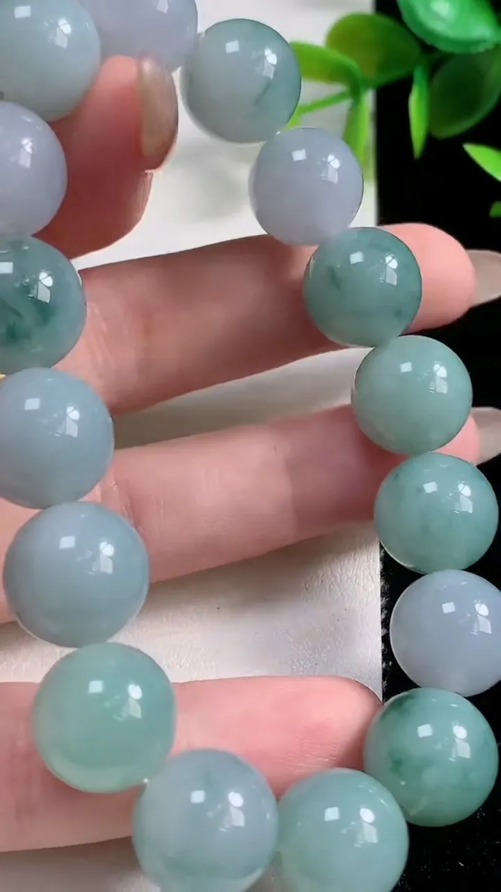 天然A货翡翠种飘花圆珠手串16颗，尺寸12.8，重量:57.80g11月10日
工厂直销收藏佳品,种