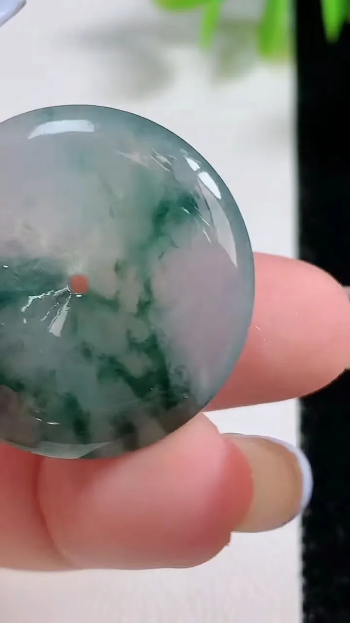 天然A货翡翠冰种飘花平安扣吊坠，尺寸29-5.6，重量:9.85g
11月10日