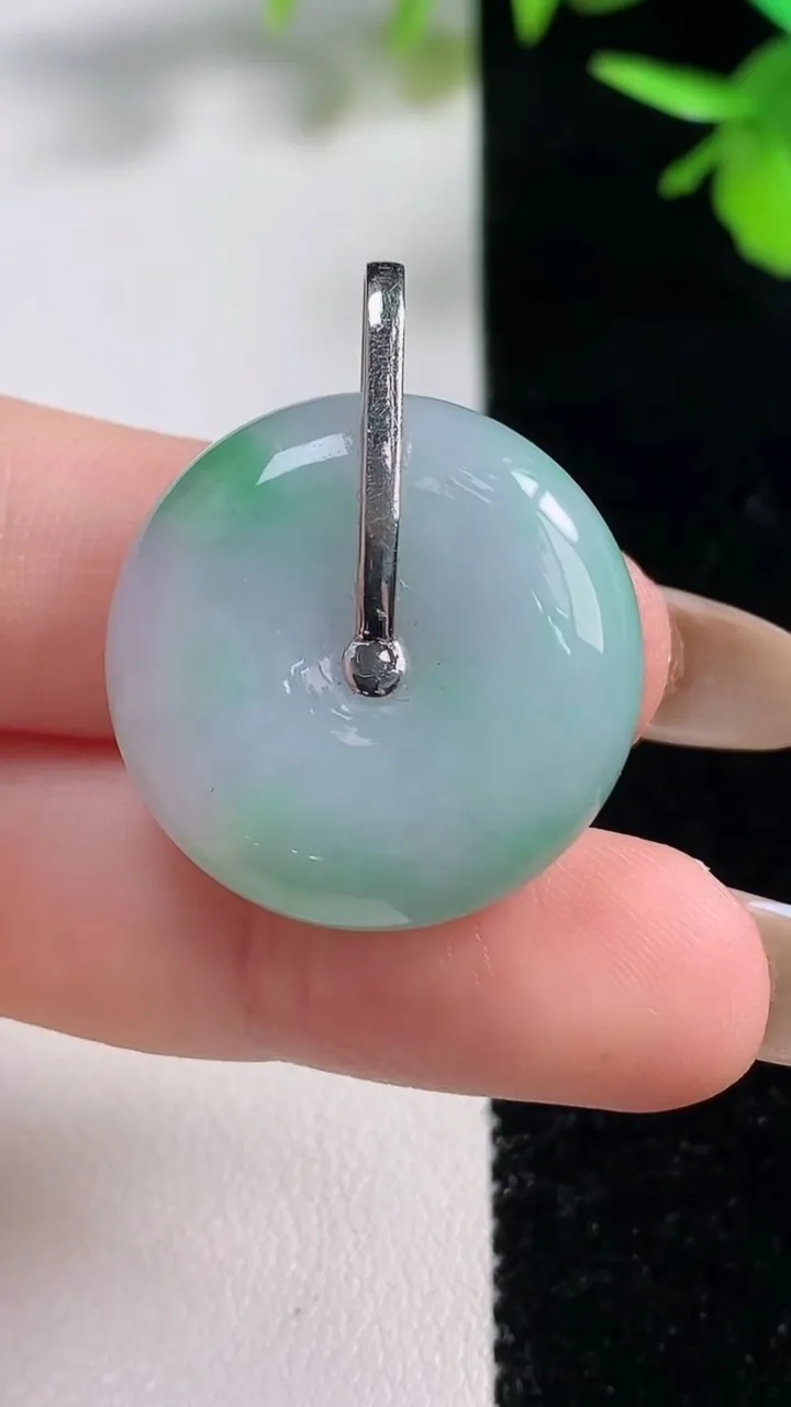 天然A货翡翠平安扣吊坠，尺寸24.3-8.7，重量:11.74g
11月10日