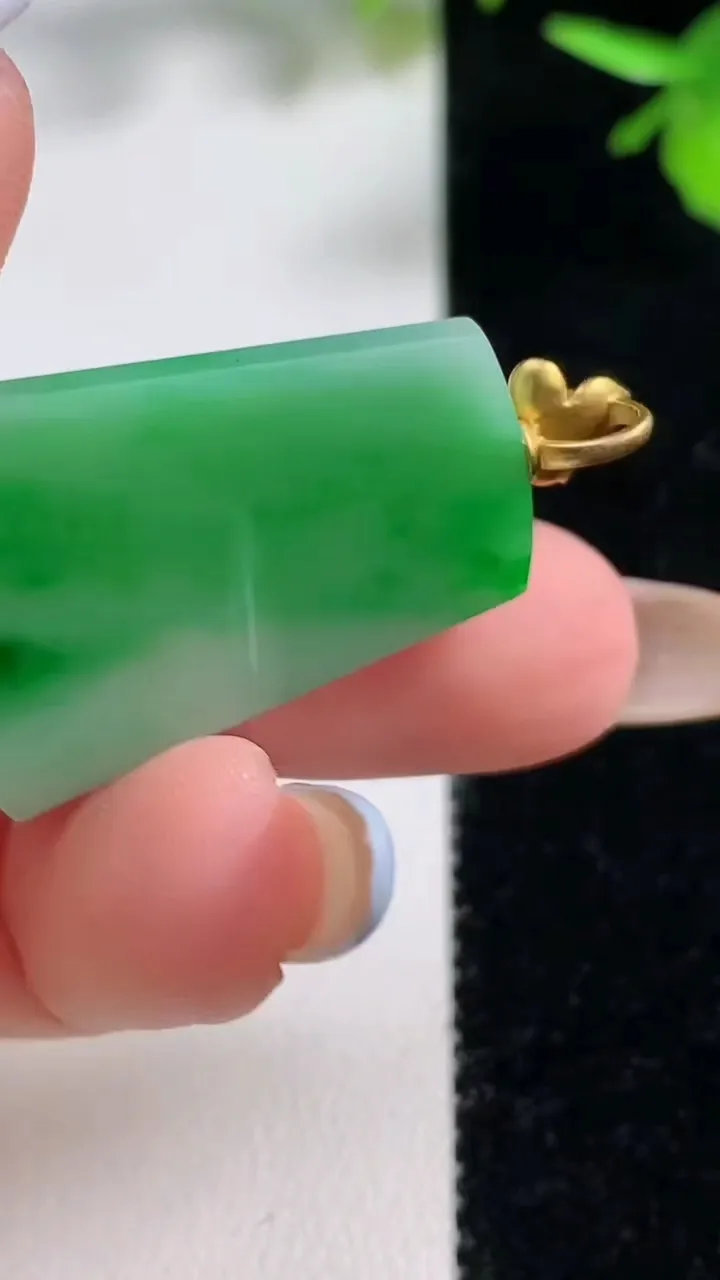 天然A货翡翠无事牌吊坠，尺寸29.8-21.5-3，重量:5.15g
11月10日