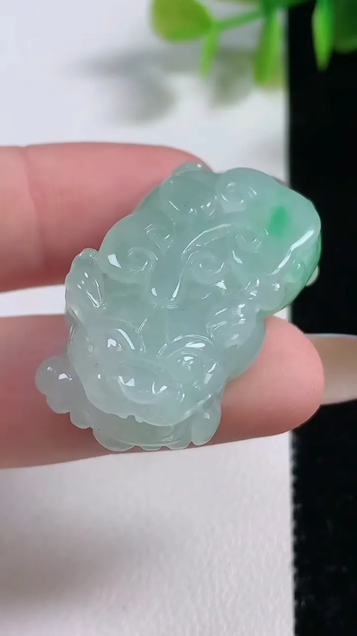天然A货翡翠貔貅吊坠，尺寸34-19-12，重量:18.11g
11月10日