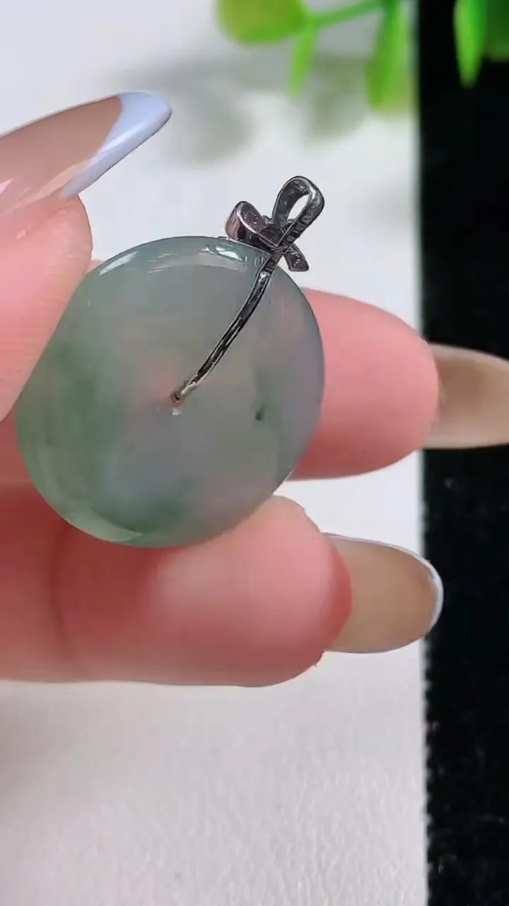 天然A货翡翠种飘花平安扣吊坠，尺寸21.3-3.6，重量:3.84g
11月10日