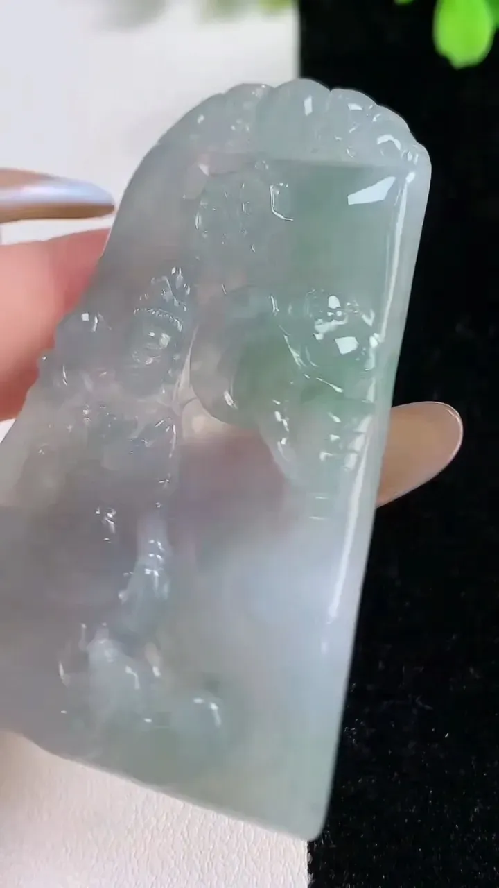 天然A货翡翠普贤菩萨吊坠，尺寸60.6-42.4-5.6，重量:23.30g
11月10日