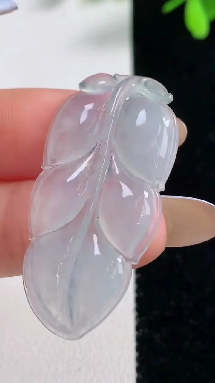 天然A货翡翠金枝玉叶 叶子吊坠，尺寸40-20.3-3，重量:4.77g
11月10日