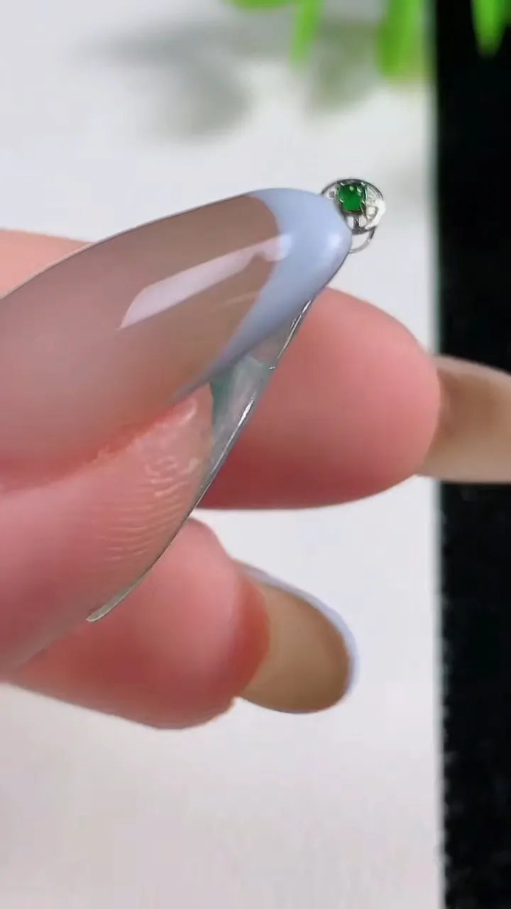 天然A货翡翠种飘花葫芦吊坠，尺寸24.5-16-6.5，重量:4.19g
11月10日