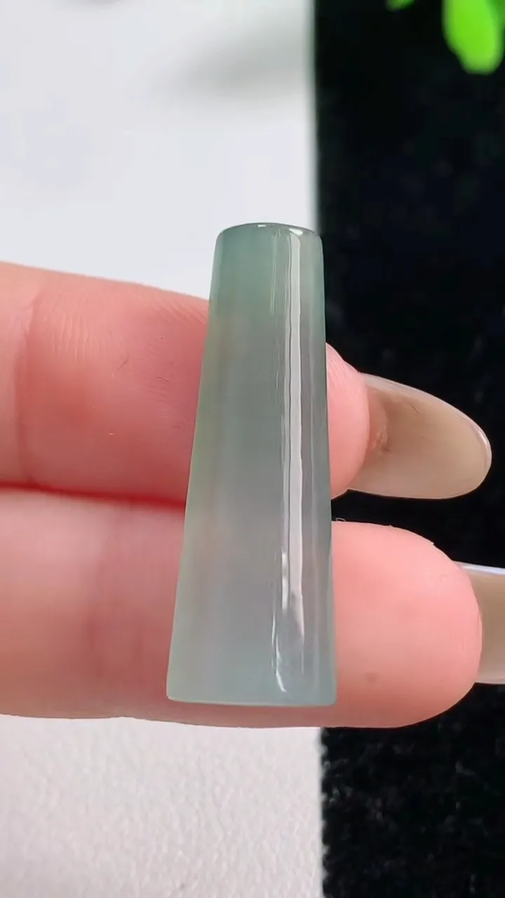 天然A货翡翠无事牌吊坠 镶嵌件，尺寸29.6-9.3-4.2，重量:2.64g
11月10日