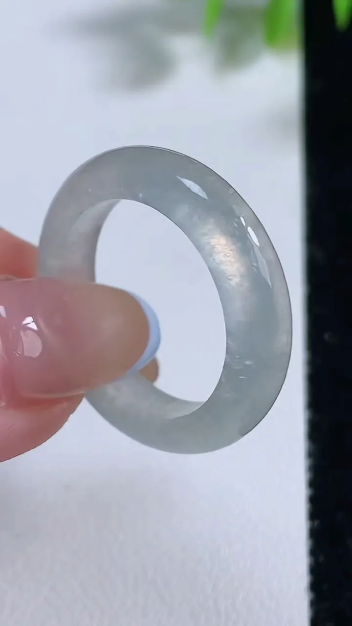 天然A货翡翠指环 戒指，尺寸20-5.4-3.8，重量:4.88g2025年11月10日
工厂直销收藏佳品,种好水足，色泽均匀，有种有色，上手高大气！