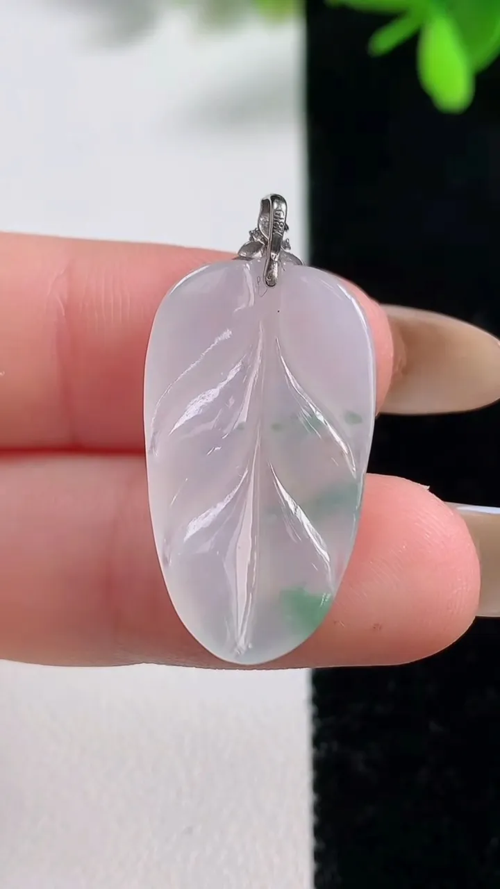 天然A货翡翠种飘花金枝玉叶 叶子吊坠，尺寸25.8-15-3.7，重量:2.72g
11月10日