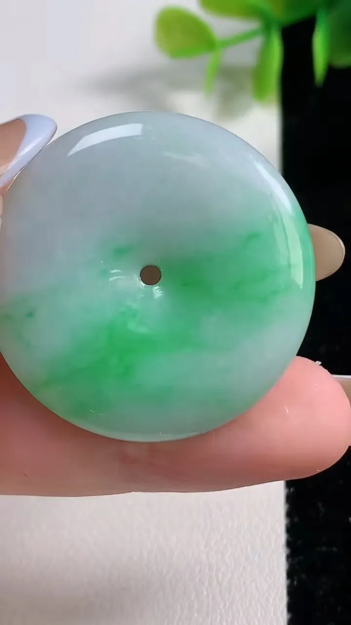 天然A货翡翠平安扣吊坠，尺寸33.5-6，重量:15.49g
11月10日