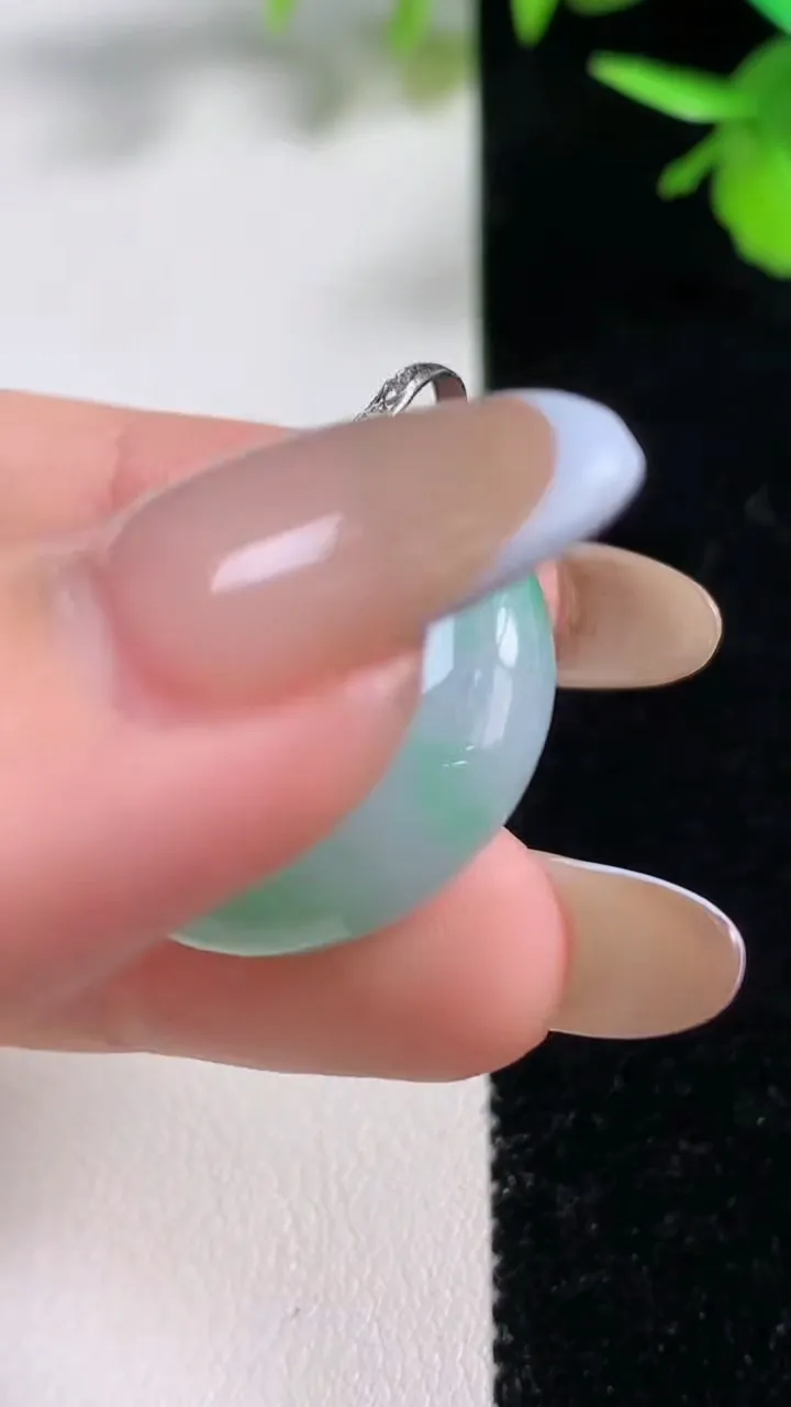 天然A货翡翠平安扣吊坠，尺寸24.3-8.7，重量:11.74g
11月10日