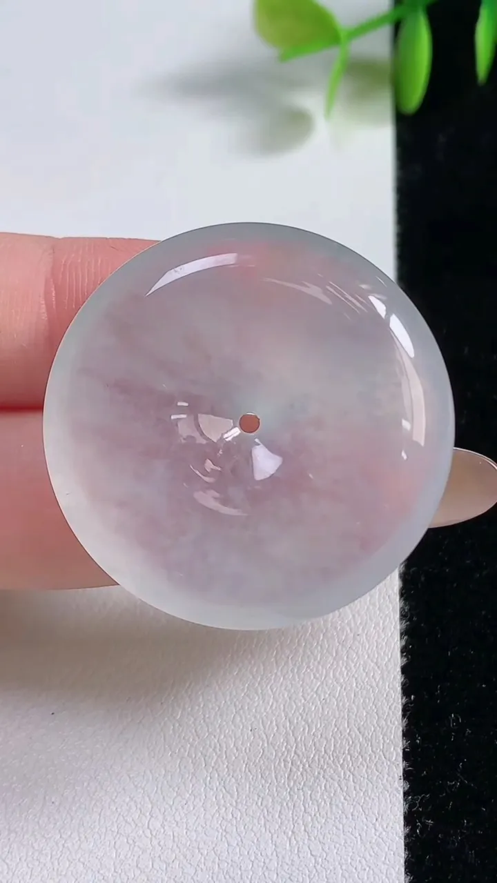 天然A货翡翠种飘花平安扣吊坠，尺寸33.7-6.4，重量:14.65g
11月10日