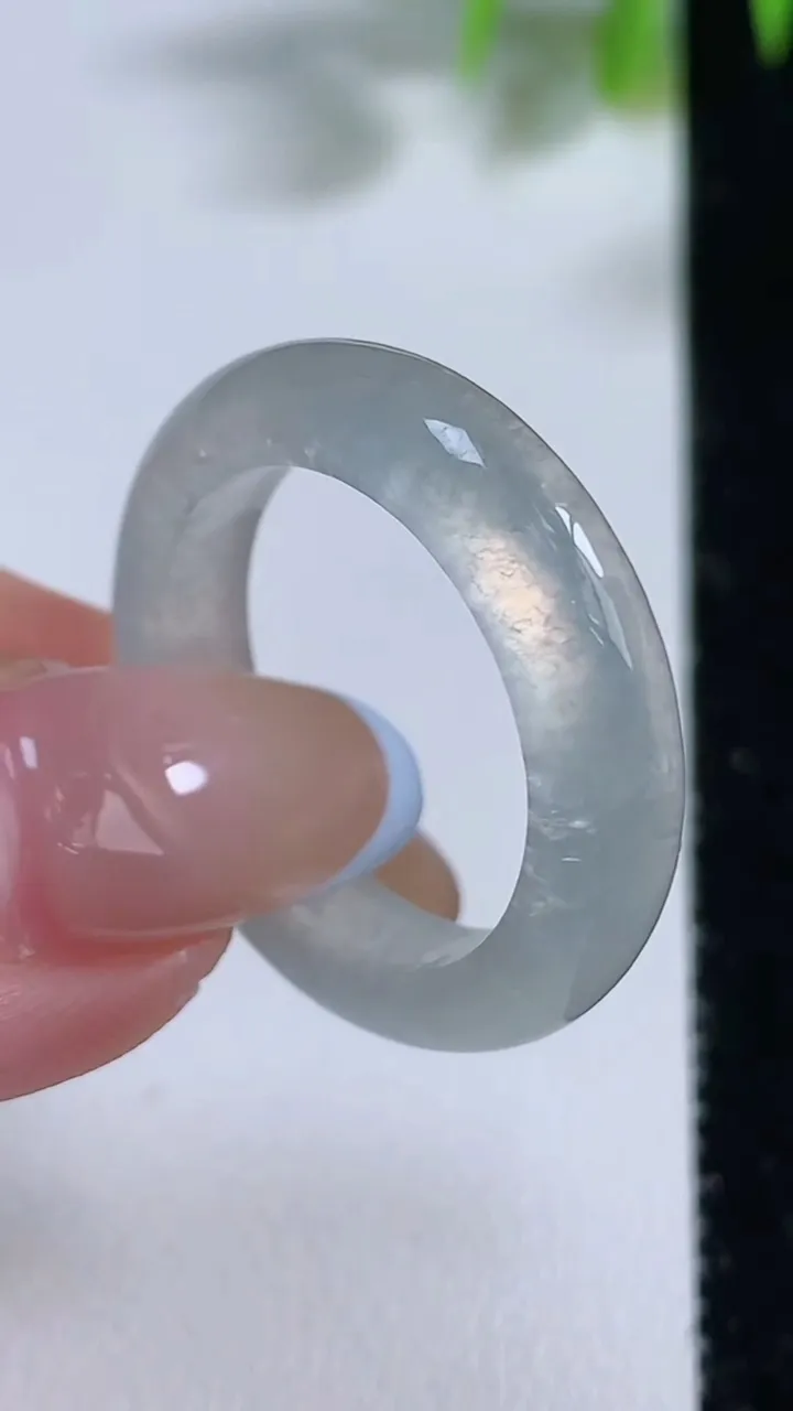 天然A货翡翠指环 戒指，尺寸20-5.4-3.8，重量:4.88g2025年11月10日
工厂直销收藏佳品,种好水足，色泽均匀，有种有色，上手高大气！