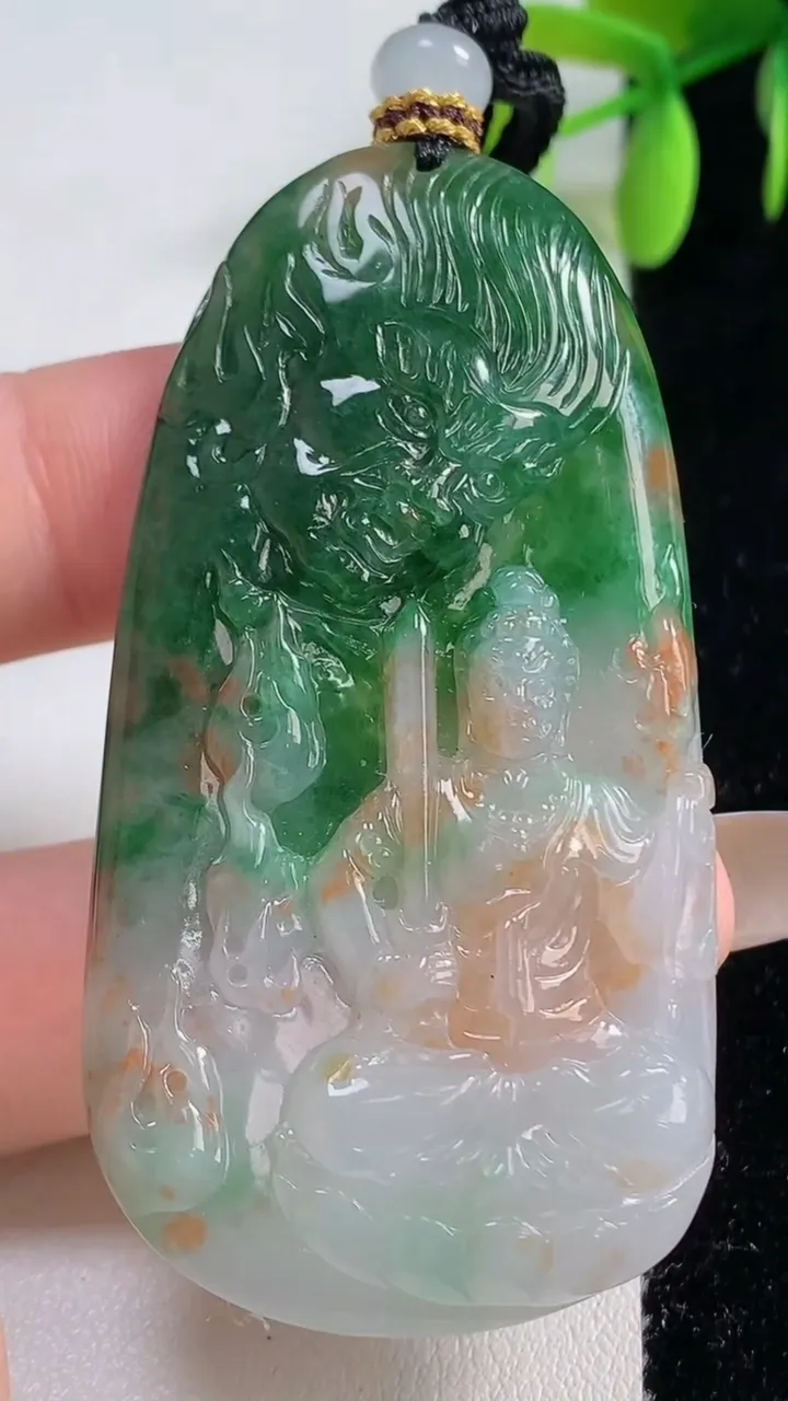 天然A货翡翠种双彩飘花不动明王吊坠，尺寸61.7-32.3-7.6，重量:33.16g
11月10日