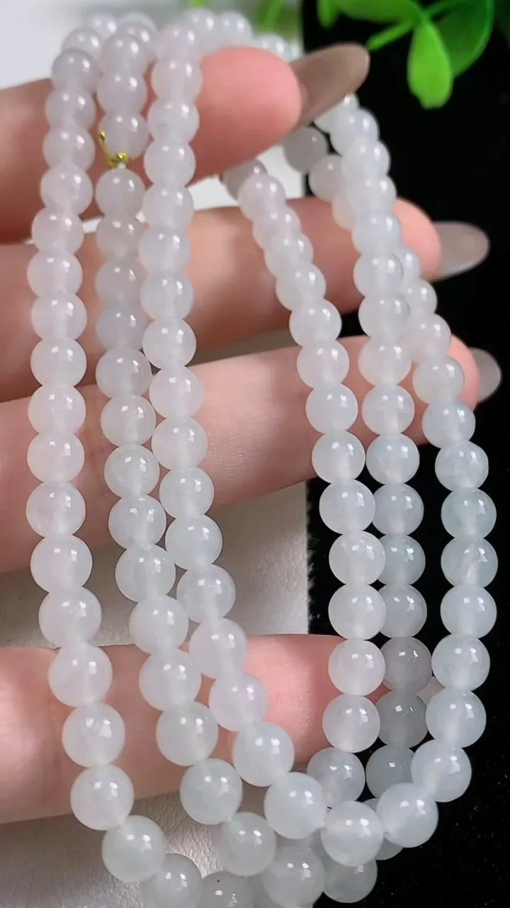 天然A货翡翠圆珠项链121颗，尺寸5.4，重量:32.11g
11月10日