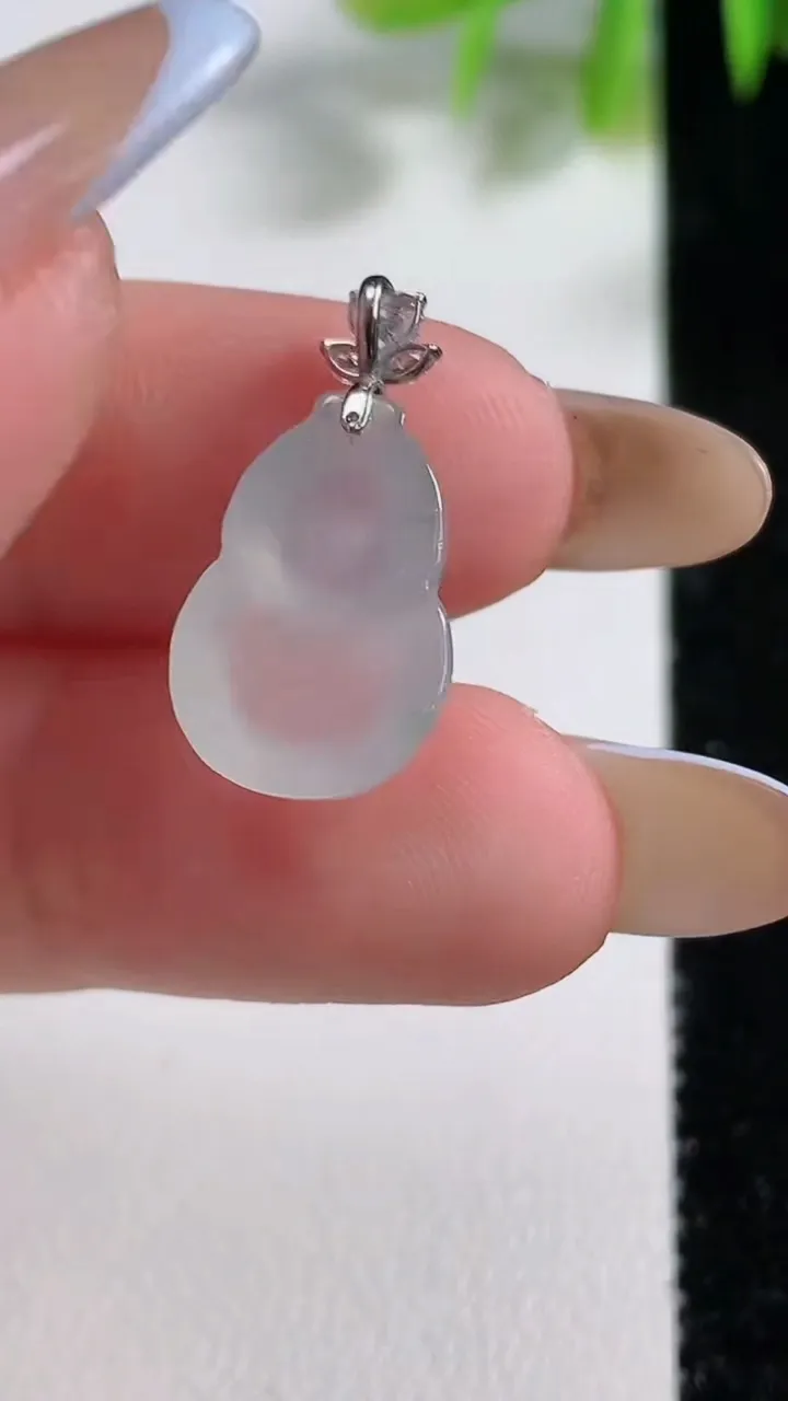 天然A货翡翠种飘花葫芦吊坠，尺寸15.7-11-5.8，重量:1.94g
11月10日