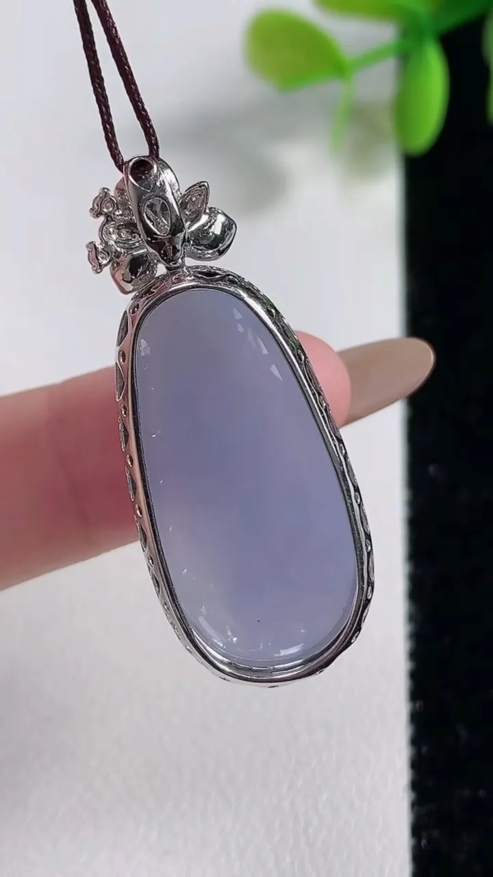 天然A货翡翠种紫罗兰福豆吊坠，尺寸37-15-8.3裸石头27.4-13.3，重量:6.22g
11月10日，重量:6.22g