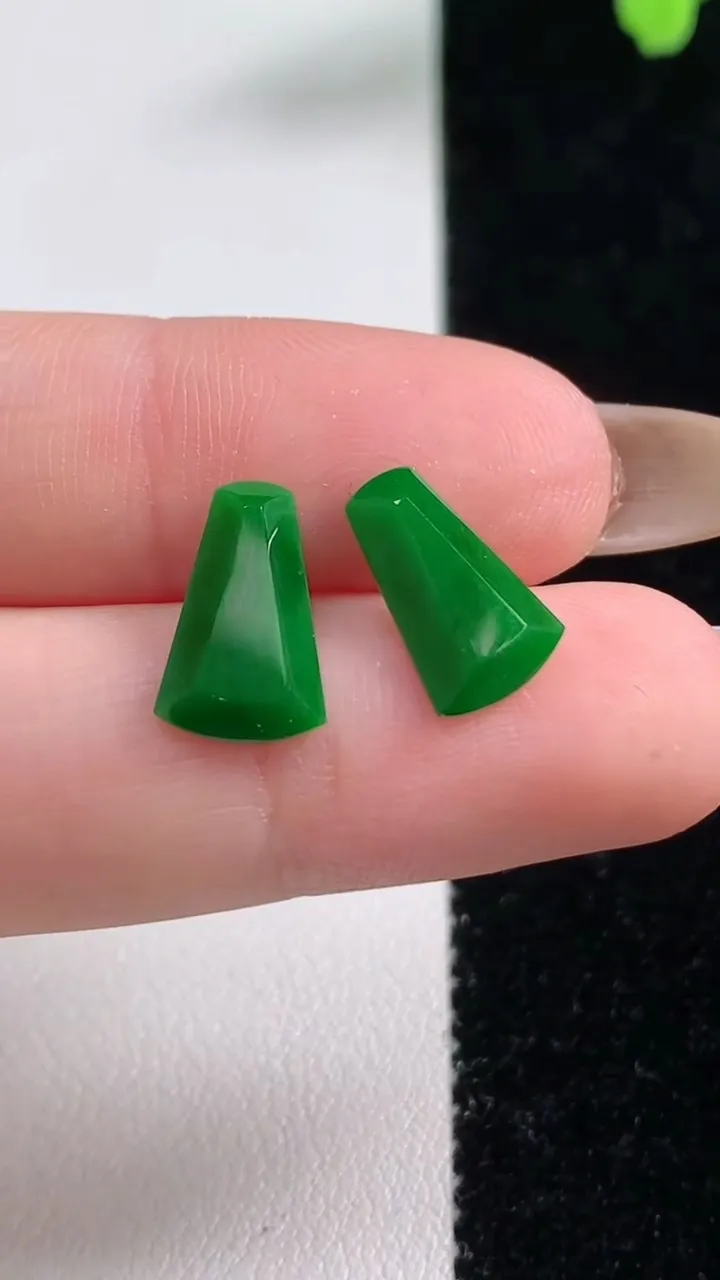 天然A货翡翠无事牌镶嵌件一对，尺寸12-7.6-2.2，重量:0.83g
11月10日