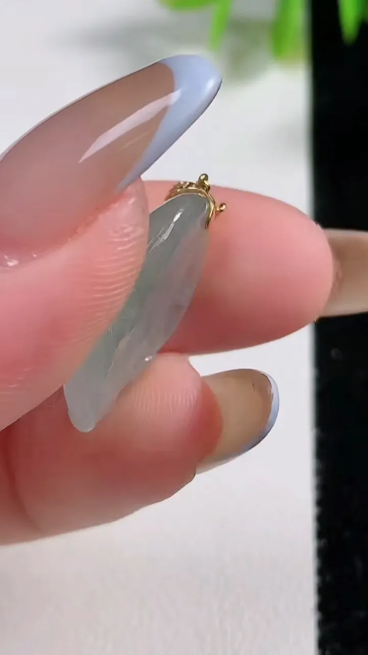 天然A货翡翠莲蓬吊坠，尺寸21.5-13.2-8.5，重量:3.75g
11月10日