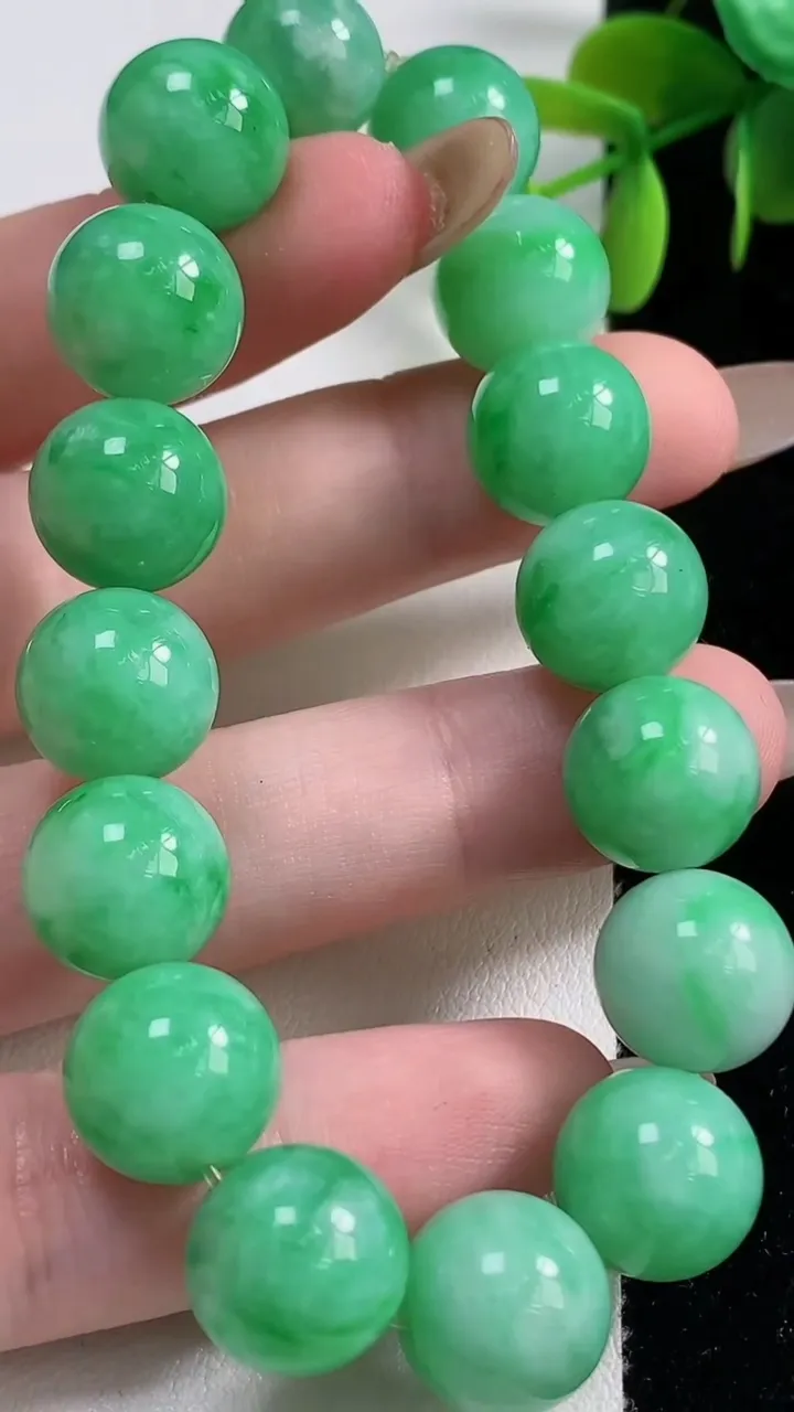 天然A货翡翠圆珠手串16颗，尺寸12，重量:46.89g11月10日
工厂直销收藏佳品,种好水足，色泽均匀，有种有色，上手高大气！