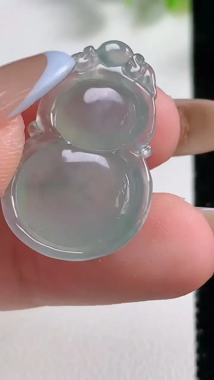 天然A货翡翠葫芦吊坠，尺寸28.3-18.2-5.7，重量:4.56g
11月10日