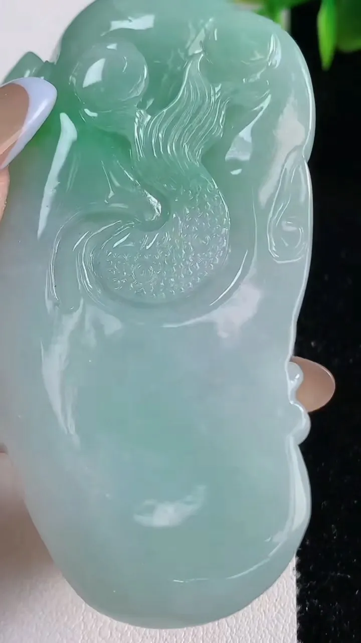 天然A货翡翠龙牌吊坠，尺寸70.8-40.2-16，重量:67.33g
11月10日