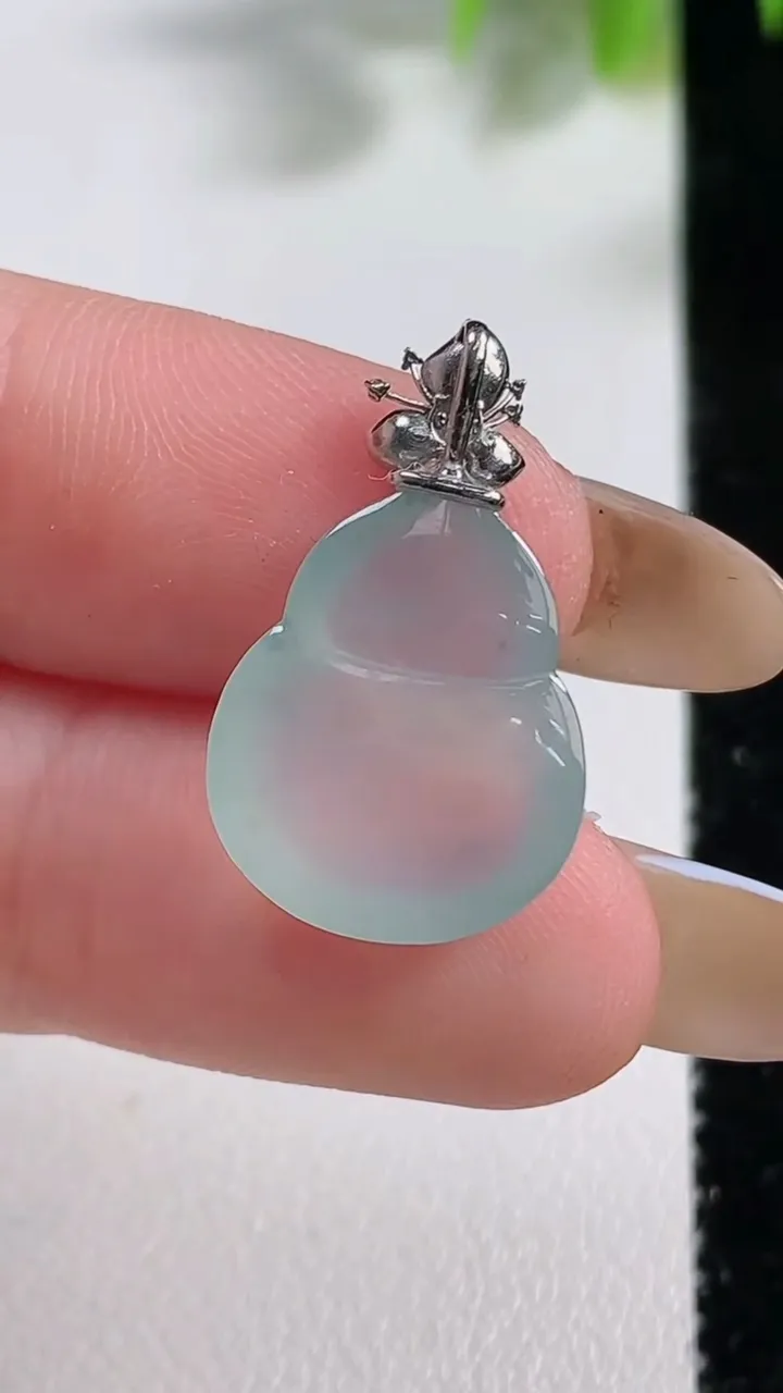 天然A货翡翠种飘花葫芦吊坠，尺寸16.8-13.6-5，重量:2.12g
11月10日