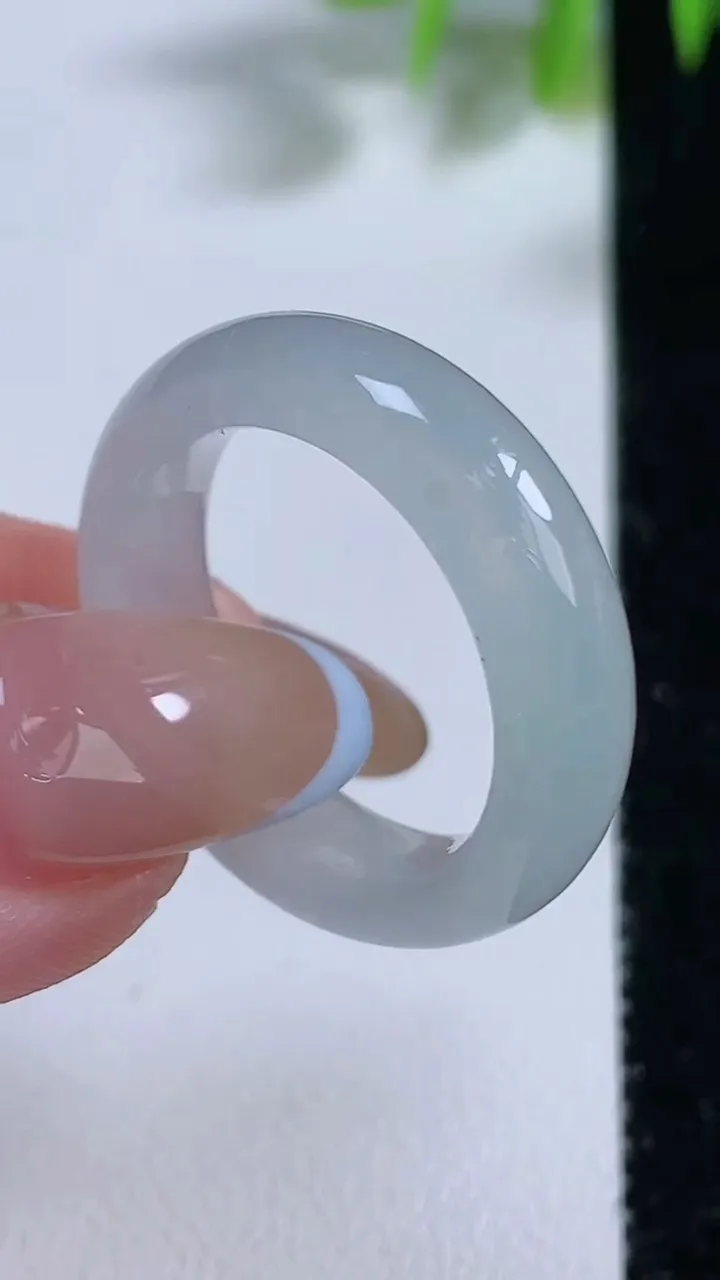 天然A货翡翠指环 戒指，尺寸19.5-6.4-3.7，重量:5.48g2025年11月10日
工厂直